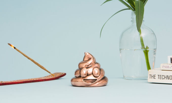 escultura poop emoji