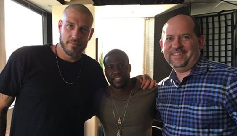 Jason Hardi CEO de Musik, el comediante Kevin Hart, y el ejecutivo de Microsoft David Mendlen, firman una alianza